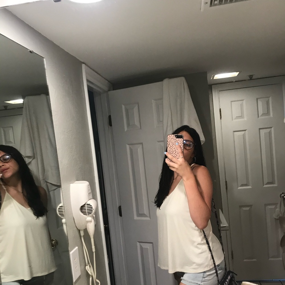 I’m selling a lose tank top the color is white